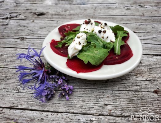 Carpaccio z červené řepy s kozím sýrem