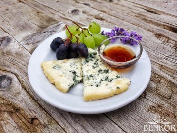 Sýr s modrou plísní a bylinný karamel Dolce